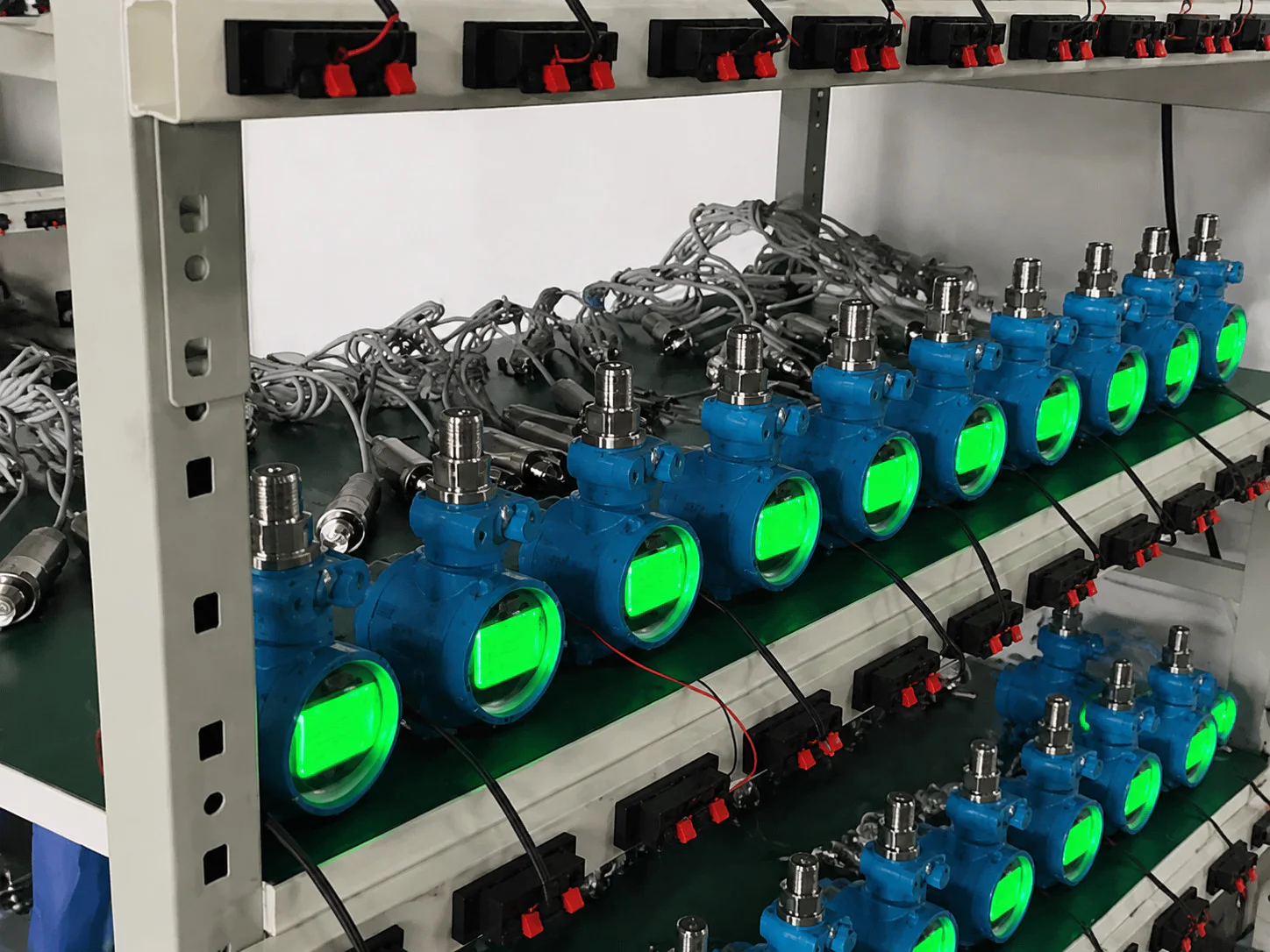 Pressure transmitters operating during a powered aging check