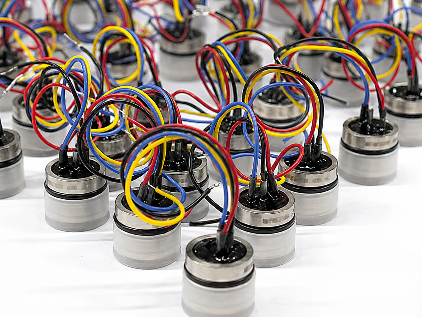 Pressure-transmitter sensing assemblies undergoing incoming material inspection